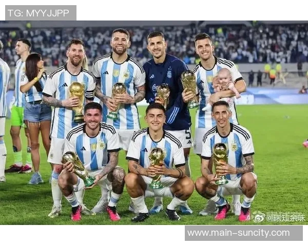 阿尔瓦雷斯与梅西迪马利亚合影庆祝世界杯夺冠三周年纪念