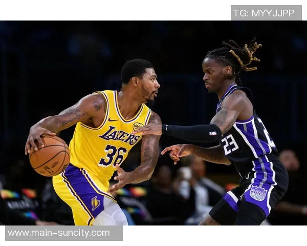 赫伯特琼斯压哨被判犯规不满情绪激动连吃两次技术犯规被驱逐出场